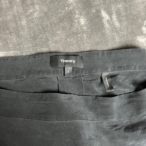 Theory off the shoulder crepe top size small - Picture 2 of 4